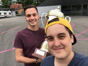 Dominik Schallmeiner und Julian Fischbacher mit dem Pokal. (Bild: PD)
