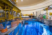 Blick in das Brennelementebecken im Reaktor des Kernkraftwerks Mühleberg. Das Kernkraftwerk befindet sich momentan in Revision. (Bild: Peter Klaunzer/Keystone (Mühleberg, 29. August 2018))