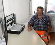 Der Schreibtisch im Büro des Bauamtsleiters ist aufgeräumt, die Aktentasche gepackt − Paul Knaus kann die Geschäfte des Bauamtes Neckertal guten Gewissens seinem Nachfolger übergeben. (Bild: Urs M. Hemm)