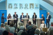 Am «Tagblatt»-Podium (von links): Chefredaktor Stefan Schmid, Heidi Hanselmann (Gesundheitschefin SG), Tilman Slembeck (Gesundheitsökonom), Robert Stadler (IHK St.Gallen Appenzell), Matthias Weishaupt (Gesundheitsdirektor AR), Antonia Fässler (Frau Statthalter AI), Peter Hartmann (Fraktionschef SP-Grüne SG) und Andri Rostetter (stv. Chefredaktor). (Bild: Urs Bucher)