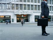 Die Schweizer Banken planen wieder Neueinstellungen, nachdem ihr Personalbestand über Jahre hinweg geschrumpft ist. (Bild: KEYSTONE/GAETAN BALLY)