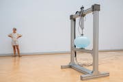 Platzt sie oder platzt sie nicht? Nina Canell setzt in ihrer Installation «Reflexologies» einer Gummikugel gehörig zu. (Bild: Urs Bucher)