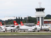 Die gegroundeten Flugzeuge der SkyWork Airlines am Donnerstagmorgen in Bern-Belp. (Bild: KEYSTONE/ANTHONY ANEX)