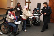 Behinderte demonstrieren vor einer Kantonsratssession für Behindertenfahrdienste zu ÖV-Tarifen. (Bild: Boris Bürgisser, Luzern, 24. Januar 2011)