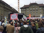 Rund 1000 Medienschaffende haben am Donnerstagabend in Bern für eine mediale Vielfalt protestiert. (Bild: Christian Zingg)