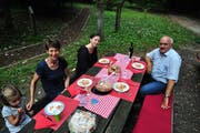 Ruth und Ruedi Zbinden sitzen mit ihrer Enkelin Maya und TZ-Praktikantin Viviane Vogel am gedeckten Tisch, hinter dem Waldlehrpfad. (Bilder: Sabrina Bächi)