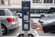 Die neue Twint App, mit welcher bargeldlos Parkgebühren bezahlt werden kann (Bild: Urs Flüeler / Keystone (Zug, 30. August 2018))
