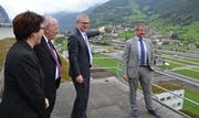 Volkswirtschaftsdirektor Urban Camenzind erklärte vom Dach des Getreidesilos im Eyschachen die Vorhaben im Gebiet Werkmatt Uri. (Bild: PD, Altdorf, 30. August 2018)