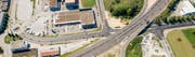 Momentan laufen Markierungsarbeiten auf der Burietstrasse unter der Autobahnbrücke. (Bild: Tino Dietsche)