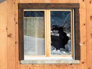 Spuren der Schüsse in Daillon VS. Ein Mann, der 2013 im Dorf um sich geschossen hat, wird vom Gericht als unzurechnungsfähig erklärt und muss in eine Therapie. (Bild: KEYSTONE/LAURENT GILLIERON)