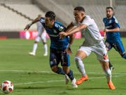 Apollons João Pedro (links) setzt sich gegen Noah Okafor durch (Bild: KEYSTONE/GEORGIOS KEFALAS)