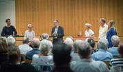 Die Podiumsteilnehmer diskutieren in der Unterseehalle: Olivier Kasper, Gemeindepräsidentin Annemarie Moret, Moderator Ueli Oswald, Astrid Kern, Gemeinderat Markus Oehler und Rahel Grand. (Bild: Andrea Stalder)