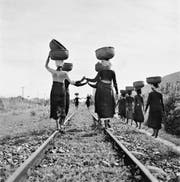 Frauen auf dem Heimweg vom Markt, Barau, Indochina 1952. © Werner Bischof/Magnum Photos