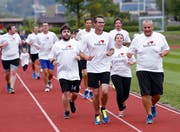 Die Teilnehmer am «Lauf der Herzen» sind in Zug unterwegs. (Bild: Werner Schelbert)