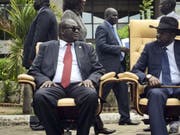 Riek Machar (links) und Salva Kiir (rechts) - hier im April 2016 nach der ersten Sitzung der Übergangsregierung - hatten sich bereits einmal auf eine gemeinsame Regierung geeinigt. (Bild: Keystone/AP/JASON PATINKIN)