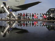 Venezolaner auf der Flucht aus ihrem Heimatland steigen in Boa Vista in Brasilien in ein Flugzeug, um von dort weiter nach Sao Paulo oder Manaus zufliegen. (Bild: KEYSTONE/EPA EFE/JOEDSON ALVES)