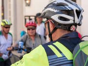 Erstmals seit Beginn der Erhebungen vor zwanzig Jahren durch die Beratungsstelle für Unfallverhütung tragen mehr als die Hälfte der Velofahrenden einen Helm. (Bild: KEYSTONE/CHRISTIAN BEUTLER)
