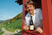 Vom Räbahüttli überblickt Armin Lutz, Präsident Rheintalwein, beste Lagen für den Balger Wein. (Bild: Hildegard Bickel)