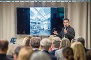 Architekt Sou Fujimoto erläutert an der Alumni-Konferenz in St. Gallen seine Ideen fürs neue HSG Learning Center. (Bild: Urs Bucher)