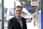 David H. Bon am Romanshorner Bahnhof. (Bild: Donato Caspari)