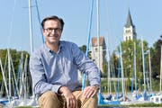 Der Romanshorner Stadtpräsident David H. Bon posiert am Hafen. (Bild:Donato Caspari)