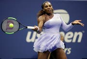 Serena Williams im Spiel der zweiten Runde an den US Open in New York. (Julio Cortez/AP)