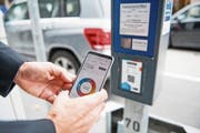 QR-Code scannen, Parkdauer einstellen – und fertig: Das Bezahlen via Smartphone-App dürfte in den meisten Fällen weniger lange dauern, als Münzen in eine Parkuhr einzuwerfen. (Bild: Roger Grütter (Zug, 30. August 2018))