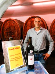 Roman Rutishauser mit der Gault-Millau-Auszeichnung im Weinkeller. Neben den Weissweinen «Kerner» und «Violine» war die Jury auch vom roten Cuvée «Grandezza» besonders angetan. (Bild: Rudolf Hirtl)