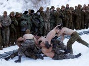 Amerikanische und südkoreanische Soldaten beim Wrestling am Rande einer gemeinsamen Militärübung im Dezember 2017 in Pyeongchang. (Bild: KEYSTONE/AP/AHN YOUNG-JOON)