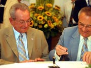 Röbi Rapp, links, und Ernst Ostertag im Zürcher Stadthaus am Dienstag, 1. Juli 2003. Sie haben sich als erste registrierte Partnerschaft in der Stadt Zürich eintragen lassen. Am gleichen Tag trat das Gesetz über die Registrierung gleichgeschlechtlicher Paare in Kraft. (Bild: Keystone/WALTER BIERI)
