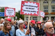 Leute demonstrieren während der Aktion "Pro Medienvielfalt" auf dem Bundesplatz in Bern. (BilD: KEYSTONE/Anthony Anex, 30. August 2018)
