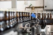 Jährlich werden bei der Bierbrauerei Sonnenbräu drei Millionen Liter Bier hergestellt. (Bild: Mareycke Frehner)