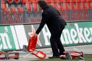 Stühle liegen auf dem Platz - FCSG-Fans haben sie aus ihrer Verankerung gerissen. (Bild: Keystone)