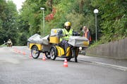 Unter Aufsicht von Fahrtrainer Silvan Stieger bewältigt Post-Lehrling Mehrbod Soltani den Parcours am Ruhsitzweg. (Bild: Seraina Hess)