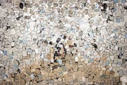 So multiperspektivisch wie Jan Hostettlers im Luzerner Kunstraum Sic! präsentierte Rückspiegel-Sammlung ist auch der Blick, den die Kunsthoch jedes Jahr auf das hiesige Kunstschaffen ermöglicht. (Bild: Andri Stadler/PD)