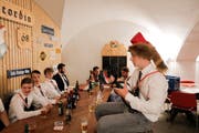Die jungen Männer unter sich: In ihrem Keller frönen sie den studentischen Traditionen wie dem Biergenuss. (Bilder: Donato Caspari)