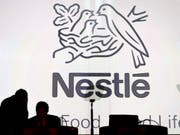 Bei Nestlé fallen statt 500 nur 450 Stellen weg. Dies das Ergebnis der Konsultation mit den Sozialpartnern. (Bild: KEYSTONE/LAURENT GILLIERON)