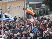 Vor dem Stadion des Chemnitzer FC warten zahlreiche Menschen auf Einlass zum Sachsengespräch mit Ministerpräsident Kretschmer. (Bild: Keystone/dpa/RALF HIRSCHBERGER)