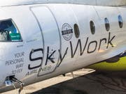 Ein Flugzeug von SkyWork Airlines auf dem Flughafen Bern-Belp. (Bild: Keystone/PETER KLAUNZER)