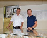 Die Junge Wirtschaftskammer Uri mit dem Präsidenten Cornel Betschart (rechts) liess sich von Spitaldirektor Fortunat von Planta das Kantonsspital Uri genauer erklären. (Bild: PD)