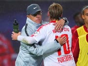 Später Jubel in Leipzig: Trainer Ralf Rangnick umarmt Siegtorschütze Emil Forsberg (Bild: KEYSTONE/EPA/HAYOUNG JEON)