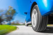 Abrollgeräusche übertönen bereits ab Tempo 30 den Motorenlärm. (Bild: Getty)