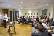 Referent Beat Aebi bringt den Fischinger Gewerblern das Thema «Mehrwert» näher. (Bilder: Christoph Heer)