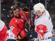 Bei Växjö - SC Bern ging es erstmals diese Saison zur Sache (Bild: KEYSTONE/ANTHONY ANEX)