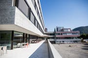 Alt und neu steht derzeit beim Spital Wattwil nebeneinander. Wie viel aus alt noch neu wird, scheint derzeit offen. (Bild: Mareycke Frehner)