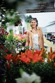 CVP-Regierungsratskandidatin Silvia Thalmann zwischen Blumen in der Gärtnerei der Klinik Zugersee. (Bild: Stefan Kaiser (Oberwil, 22. Juni 2018))