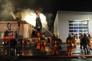 Der Brand der Halle Stille Reuss in Schattdorf. (Bild: Bruno Achermann)