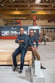 Marke Eigenbau: Inhaber und Geschäftsführer Ivan Tschopp (links) und Bereichsleiter Holzausbau Alex Elmiger in der neuen Produktionshalle der Holzbau Tschopp AG in Hochdorf. (Bild: Dominik Wunderli (30. August 2018))