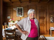 Elisabeth Marti, ehemaliges Verdingkind, hat ihr Glück gefunden. Sie ist eine der Personen, welche Peter Klaunzer porträtiert hat. (Bild: KEYSTONE/PETER KLAUNZER)