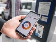 Mit Twint erübrigt sich die Suche nach Münz: In der Stadt Zug wird die Bezahl-App ausprobiert, später in anderen Schweizer Städten und Gemeinden eingeführt. (Bild: KEYSTONE/URS FLUEELER)